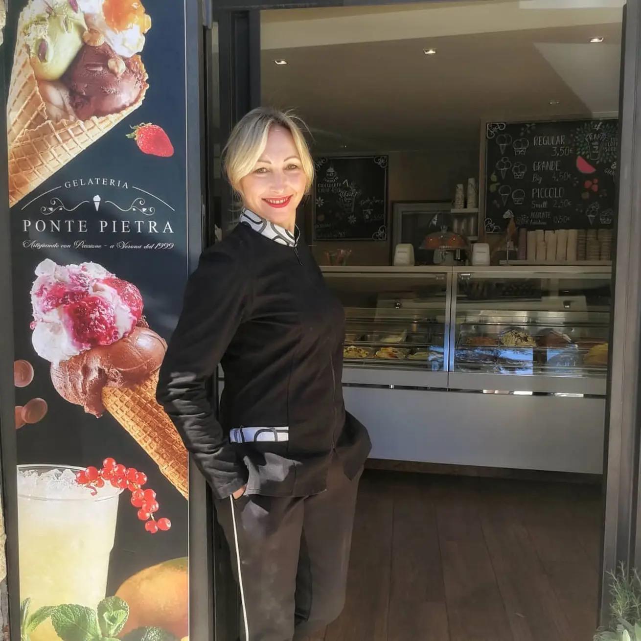 Lilia al banco della gelateria